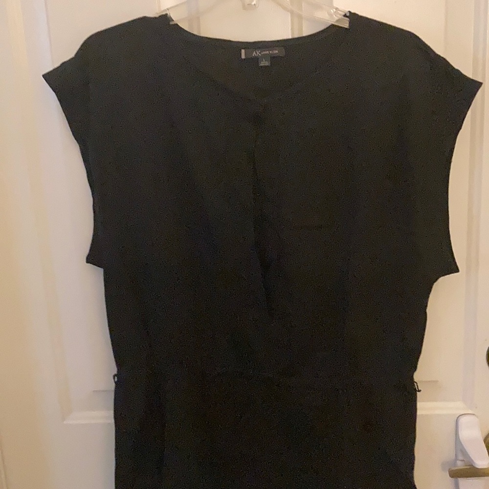 Anne Klein Keyhole top! GUC!